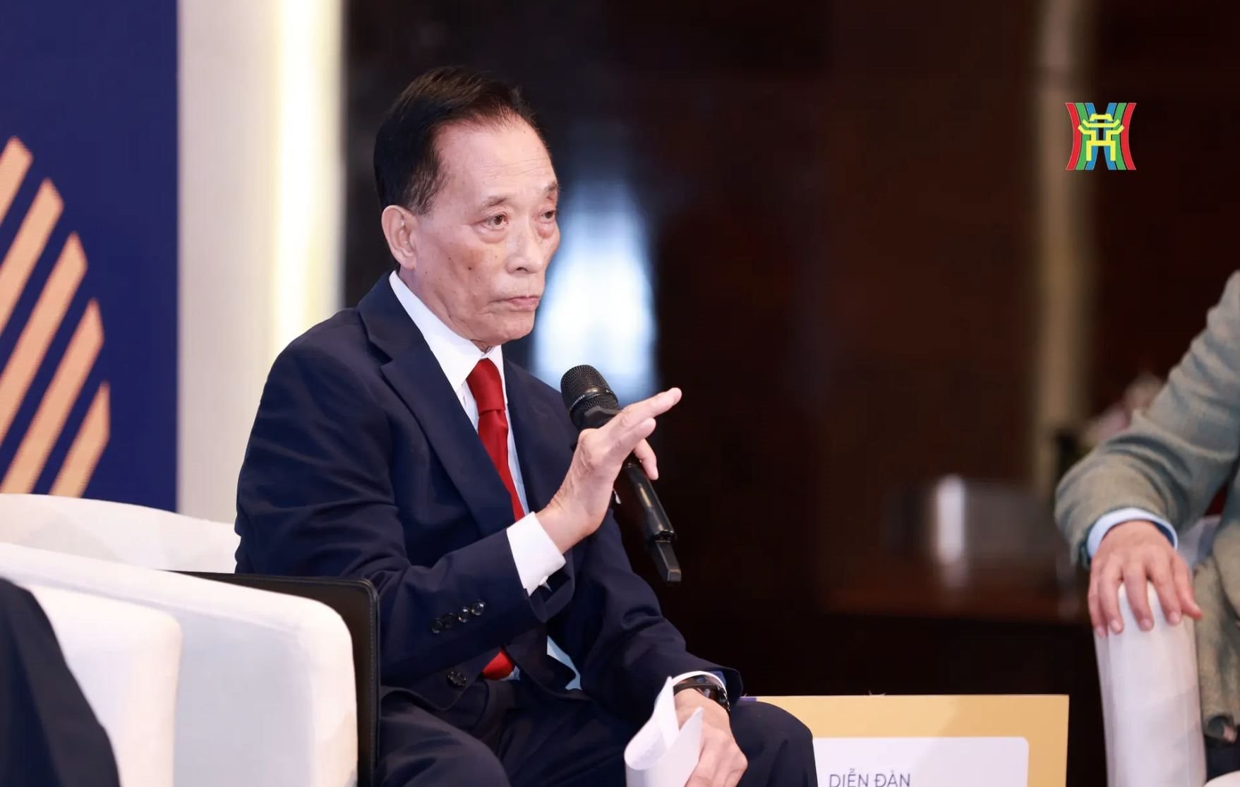 TS Nguyễn Trí Hiếu: trong khi các ngân hàng ở Mỹ đang chần chừ cho vay bởi đất không phải tài sản sinh lời thì các ngân hàng ở Việt Nam lại cho vay để hỗ trợ đầu cơ đất