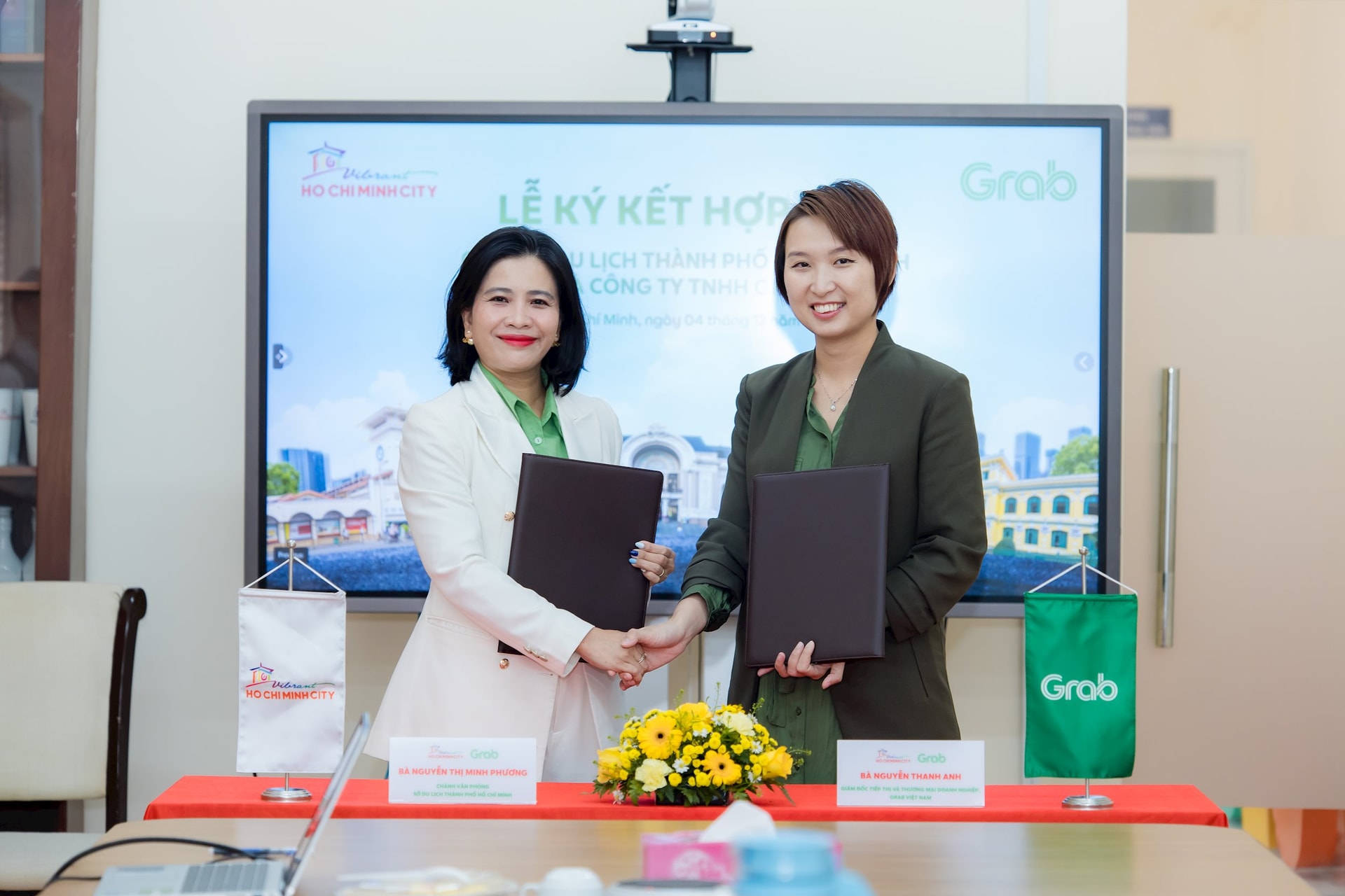 ba-nguyen-thi-minh-phuong-trai-chanh-van-phong-so-du-lich-tp.hcm-va-ba-nguyen-thanh-anh-giam-doc-tiep-thi-va-thuong-mai-doanh-nghiep-grab-viet-nam-tai-le-ky-ket.jpg