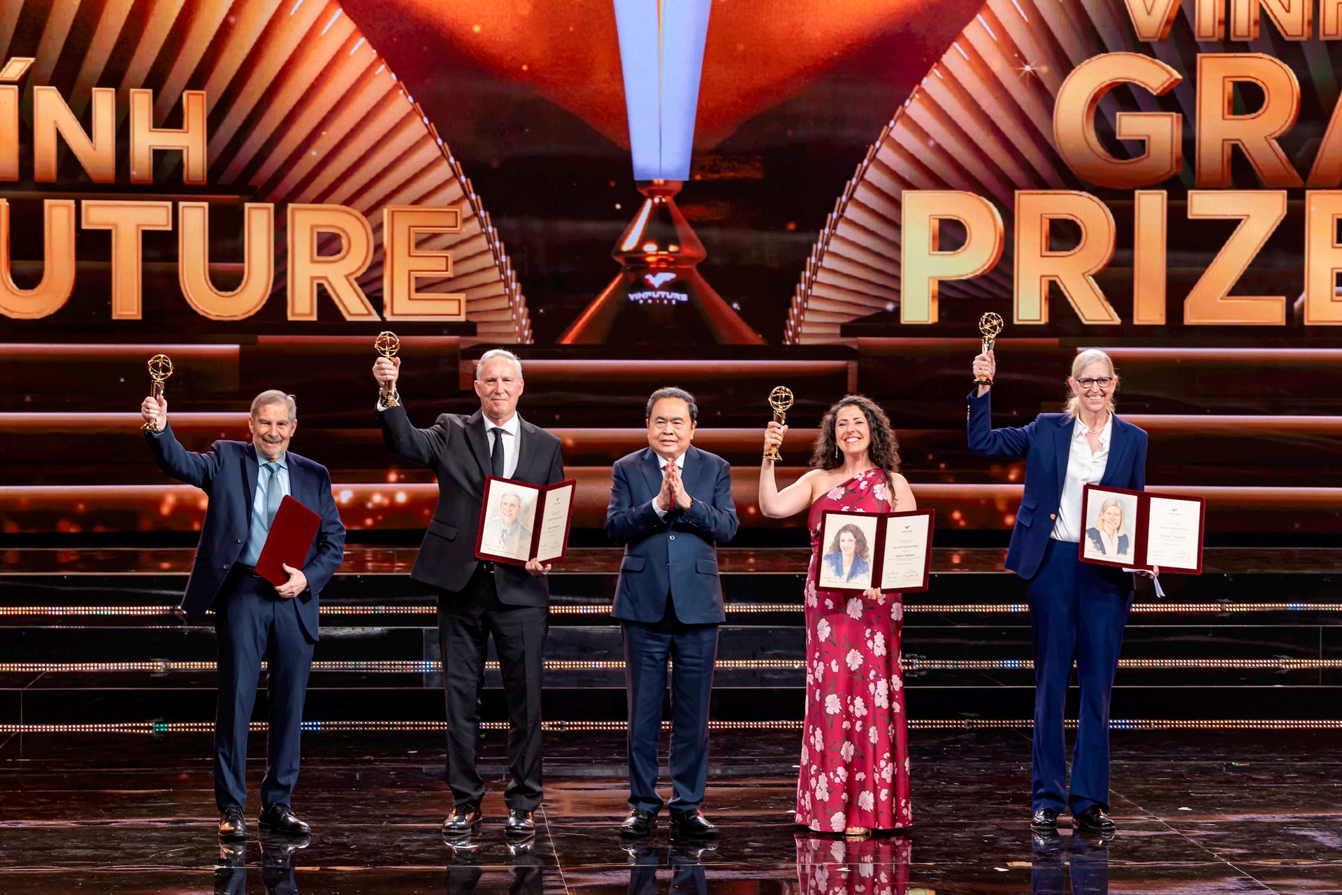 Chủ nhân giải thưởng Chính VinFuture 2025 nói gì sau khi nhận 3 triệu USD từ tỷ phú Phạm Nhật Vượng?