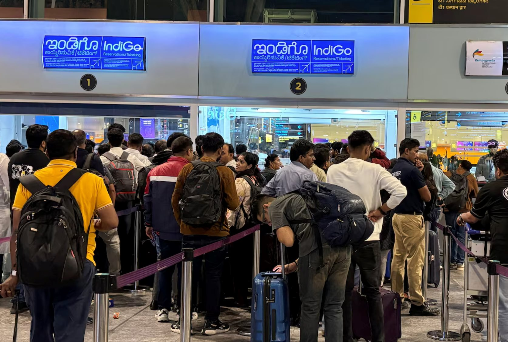 Ngành hàng không Ấn Độ hỗn loạn, 1.000 chuyến bay bị huỷ chỉ trong vài ngày: Điều gì khiến hàng nghìn hành khách mắc ket?