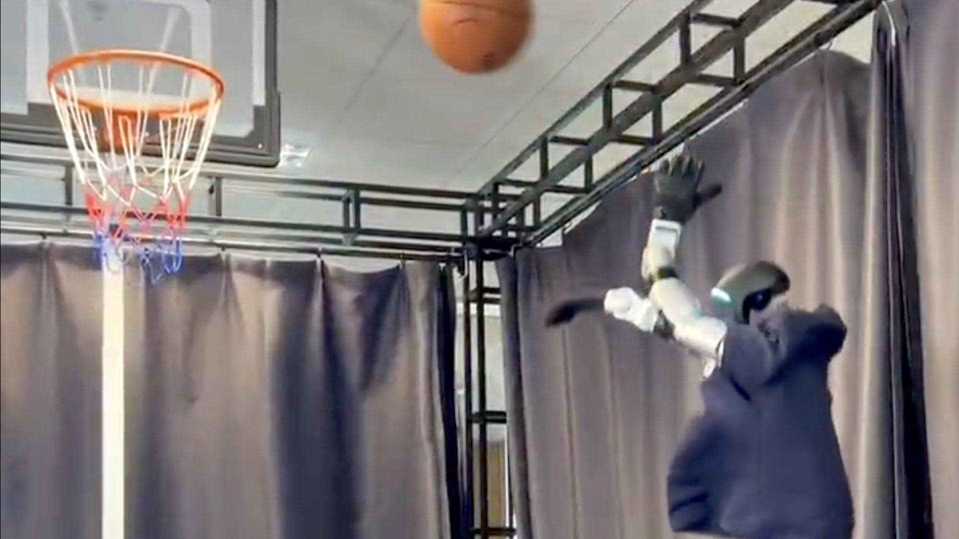 Giống người thật, biết chơi bóng rổ như vận động viên chuyên nghiệp - ngày robot của Trung Quốc thay thế người thật không còn xa 