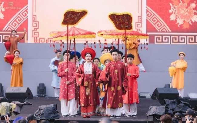 Diễu hành Việt phục mãn nhãn: Dấu ấn văn hóa Bảo Tín Mạnh Hải