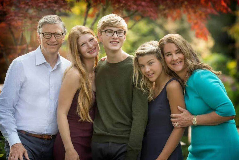 Chân dung con trai duy nhất của Bill Gates: Sinh ra trong biệt thự 66.000 m2 nhưng không được dùng điện thoại trước 14 tuổi, ăn xong phải tự rửa bát