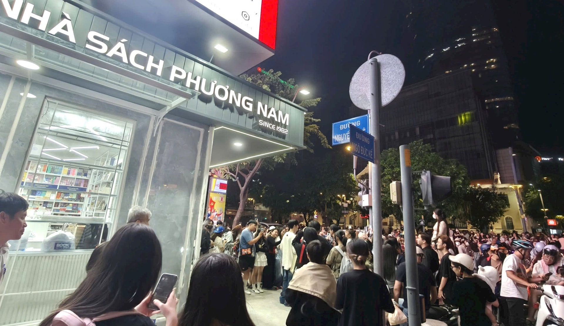 Lần đầu tiên có nhà sách 'không ngủ' trên đất vàng Nguyễn Huệ