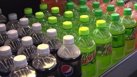 Đột kích 3 cơ sở, công an Ấn Độ triệt phá đường dây buôn bán nước ngọt giả quy mô lớn, hơn 175 thùng sản phẩm nhái bị tịch thu