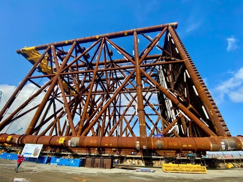 Công trình 3.000 tỷ cần hơn 13.000 tấn thép, huy động gần 1.000 kỹ sư và công nhân giữa biển khơi Việt Nam: Ai đứng sau?