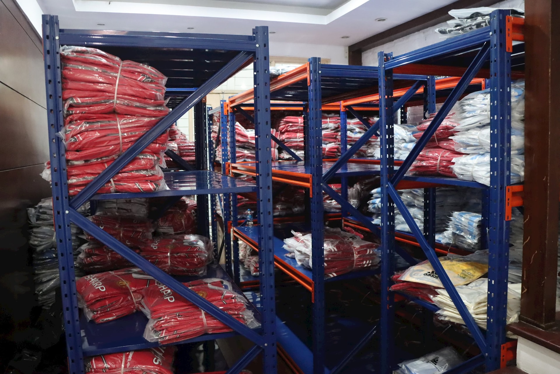 Phát hiện kho hàng giả tại Hà Nội, do Dương Tấn Rine làm chủ