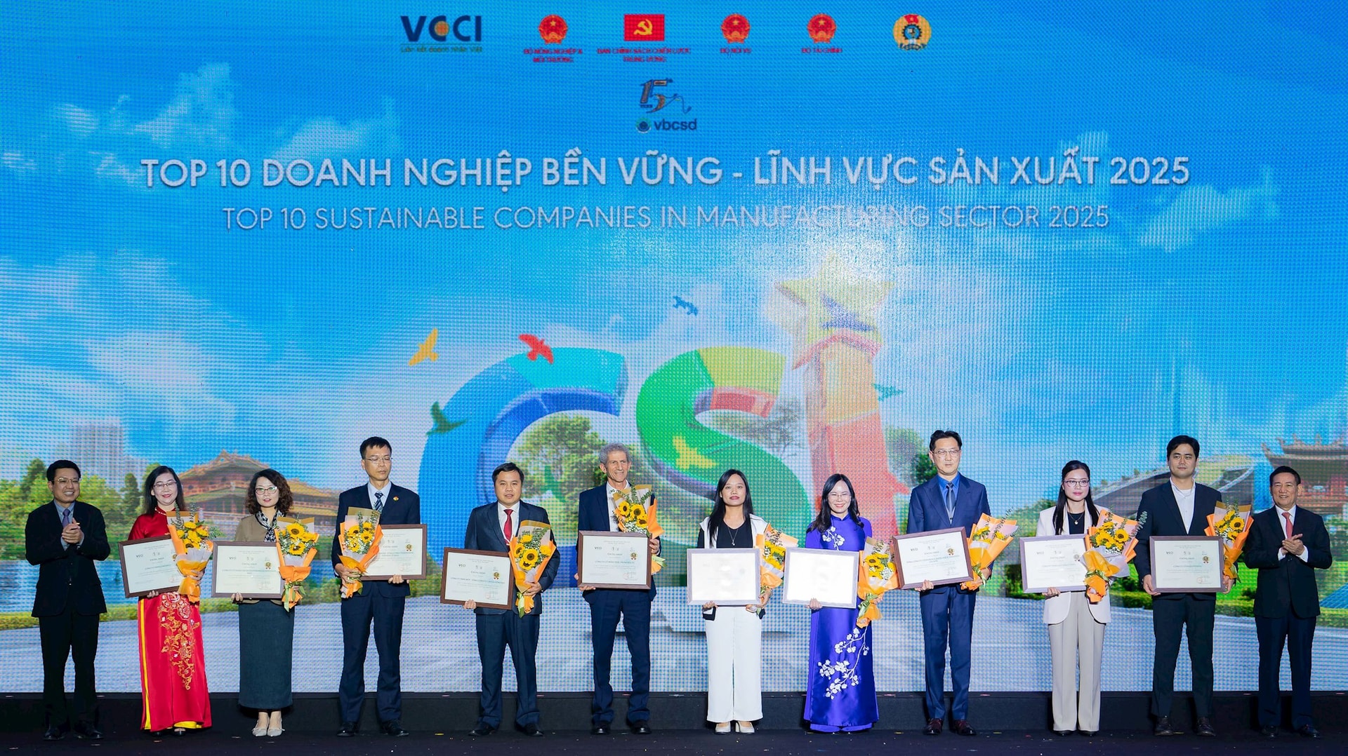Vinamilk bứt phá ESG với danh hiệu “ngôi sao CSI” và loạt giải thưởng danh giá 2025
