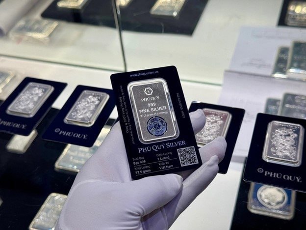 Bạc tăng mạnh chưa từng thấy, mức tăng vượt xa giá vàng