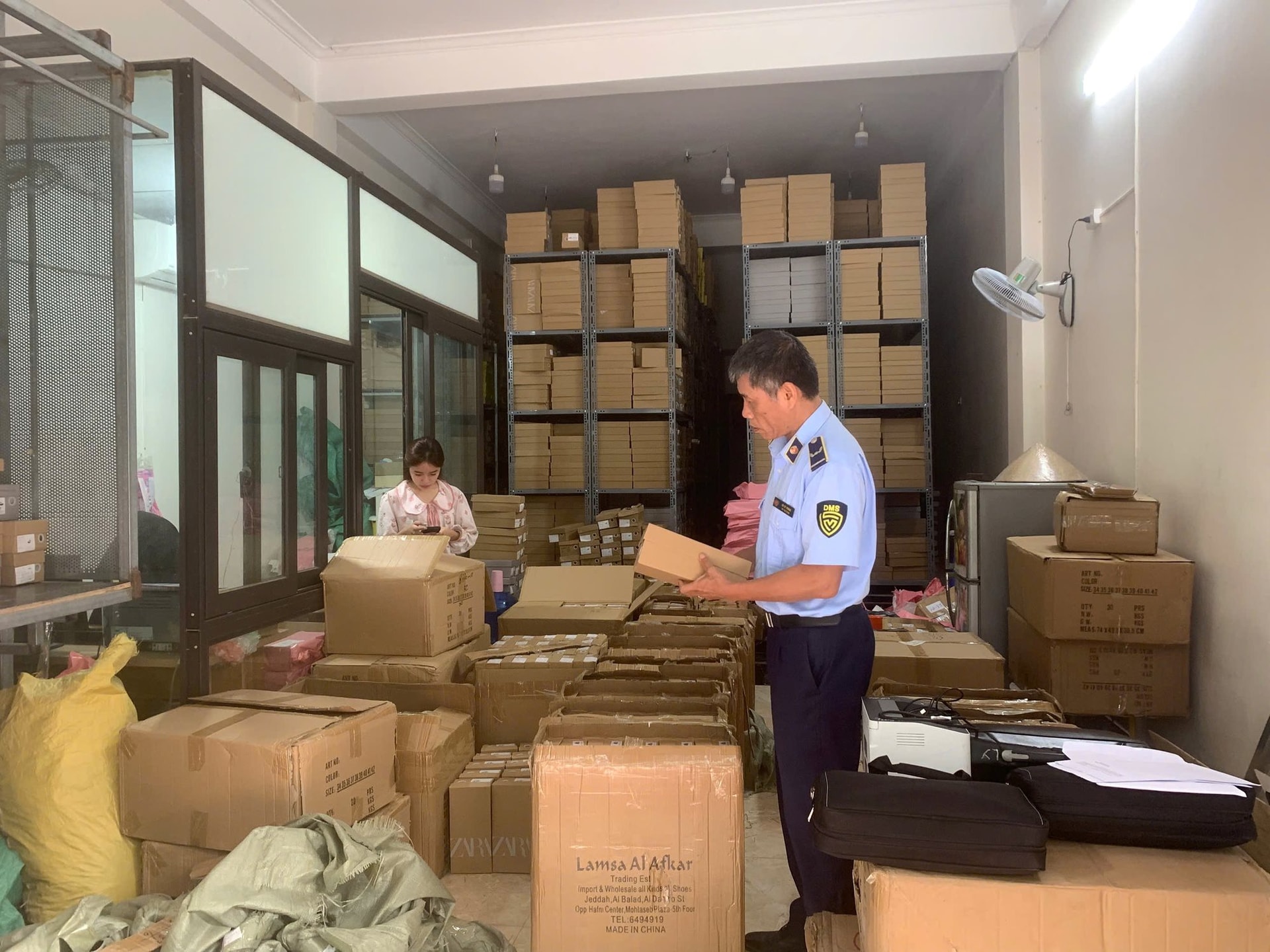 Công an Hà Nội ập vào một ngôi nhà trên phố Hoàng Công Chất