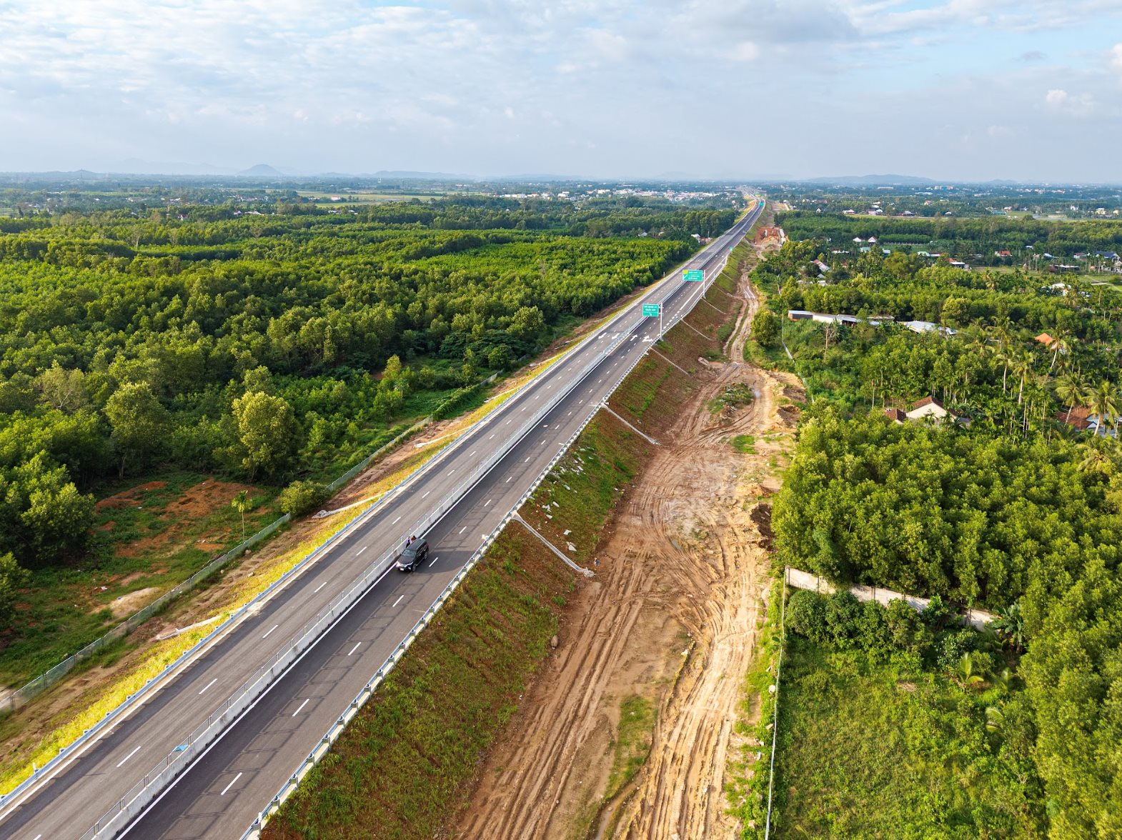 Ngắm cao tốc hơn 20.400 tỷ đồng chuẩn bị khánh thành: Có hầm lớn nhất cao tốc Bắc-Nam, về đích trước 8 tháng nhờ phương pháp đào hầm đặc biệt của Đèo Cả