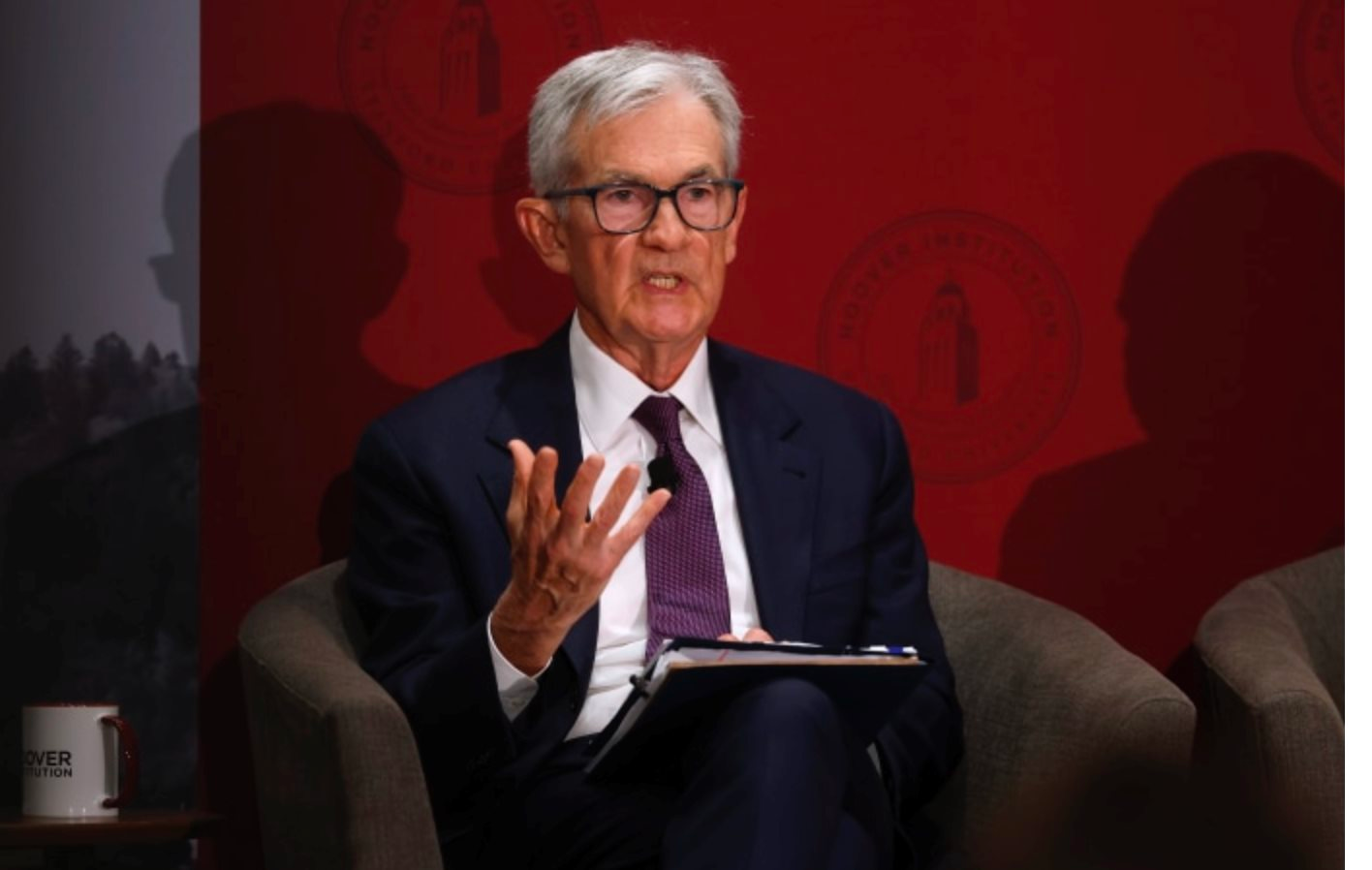 Fed tiếp tục cắt giảm 0,25 điểm phần trăm, đưa lãi suất về mức thấp nhất trong 3 năm, phát tín hiệu sẽ không nới lỏng thêm