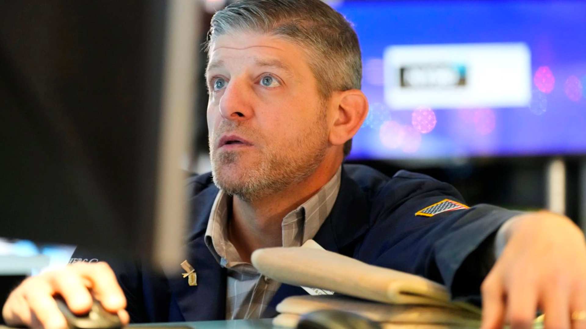 Nợ 100 tỷ USD, chỉ báo vỡ nợ bất ngờ tăng vọt, cổ phiếu rớt 13% chỉ trong một phiên: Chuyện gì đang xảy ra với công ty AI 'hot' nhất nhì thế giới?