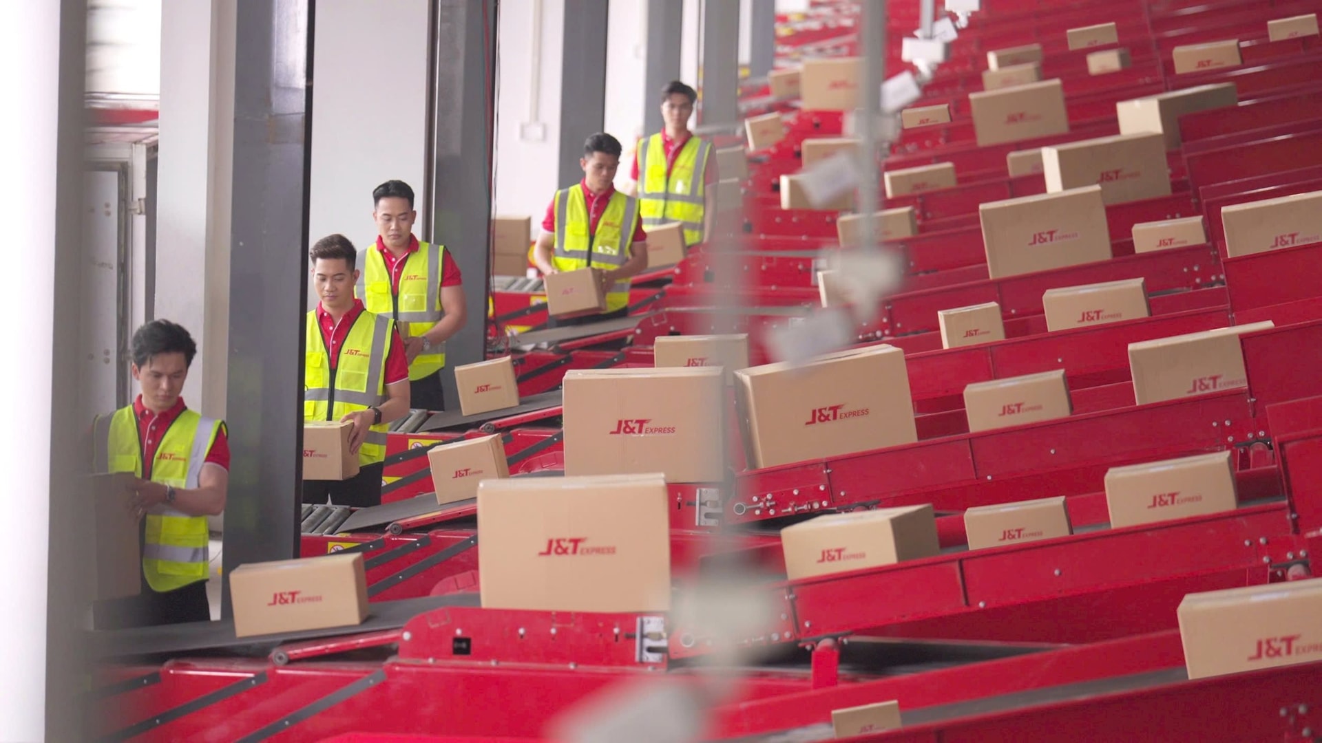 J&T Express tăng cường vận hành, đáp ứng nhu cầu bùng nổ dịp cuối năm