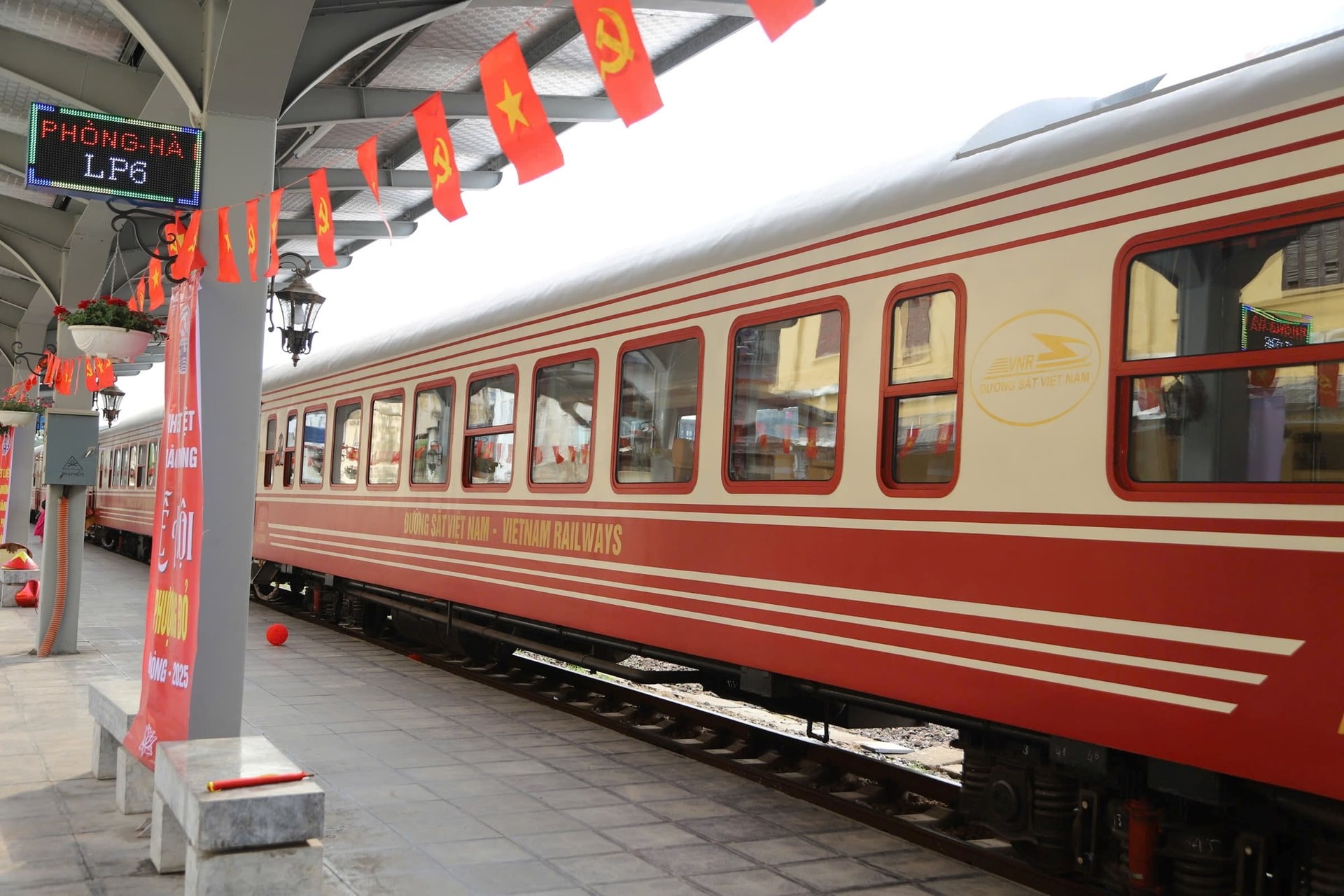 Tàu sang chảnh '5 sao' Hà Nội - Hải Phòng đem về bao nhiêu tiền cho Công ty Vận tải Đường sắt sau 7 tháng đi vào hoạt động?