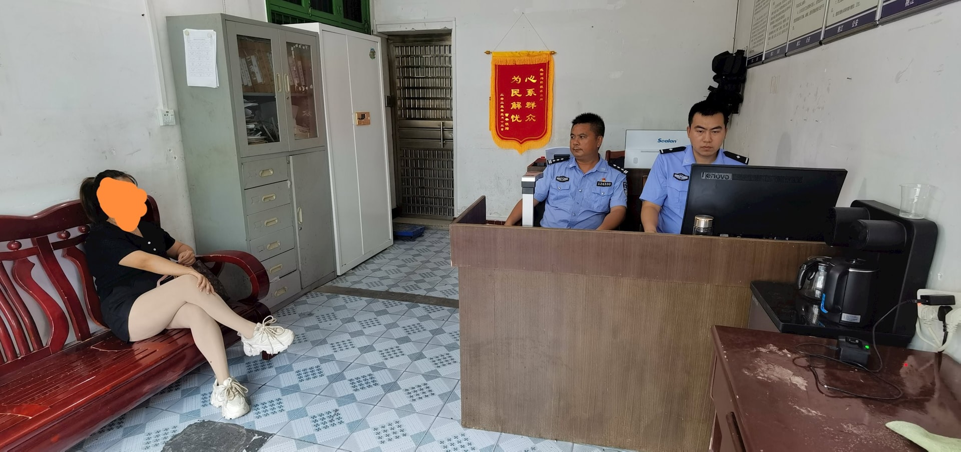 Biết rõ đã bị lừa mất sạch 150 triệu, người phụ nữ đến báo cảnh sát, sau đó về nhà chuyển thêm 75 triệu vào tài khoản của kẻ lừa đảo