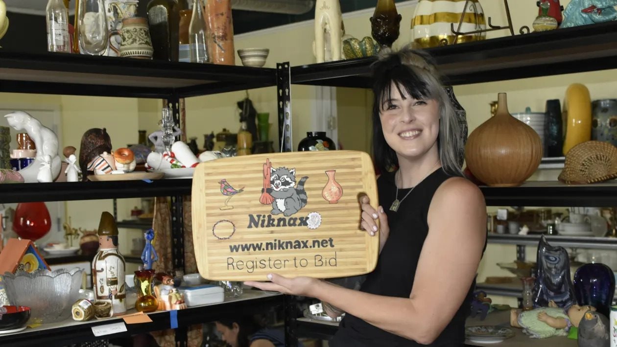 Chỉ bán đồ cũ mà thu nhập hàng triệu USD: Công việc ‘ai cũng có thể làm được’