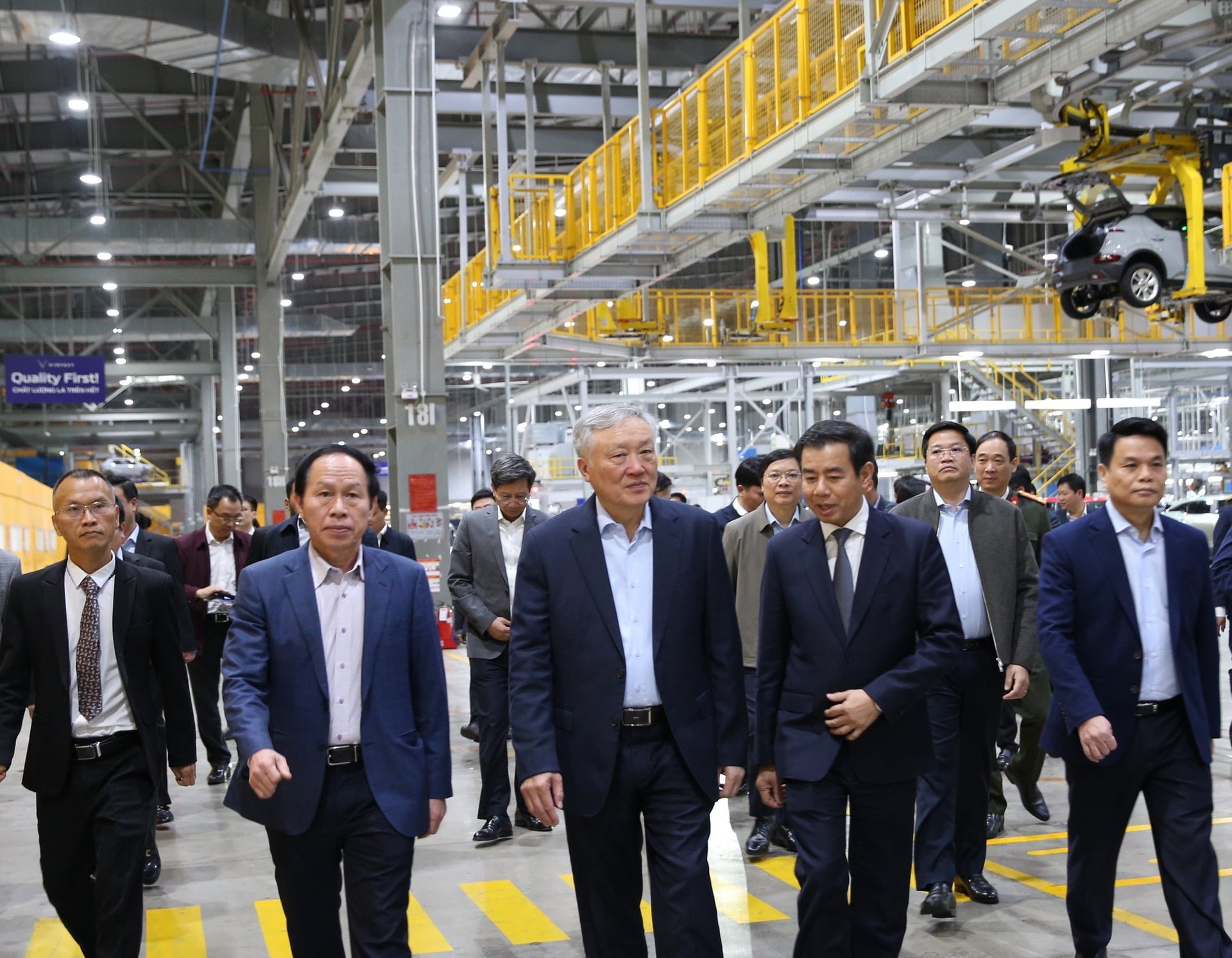 Thăm nhà máy VinFast, Phó Thủ tướng chỉ ra hướng đi đúng của Tập đoàn tỷ phú Phạm Nhật Vượng