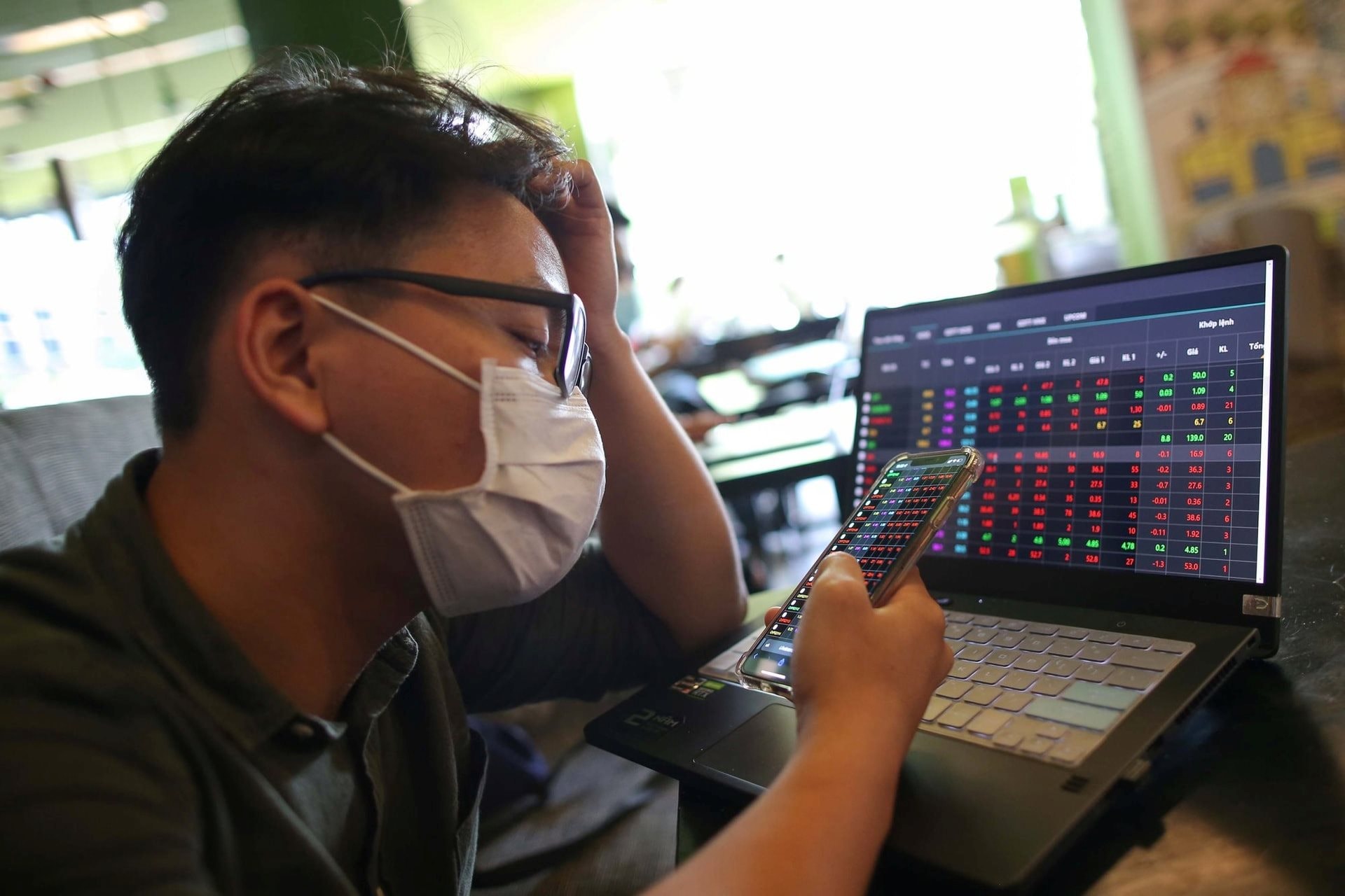 Cổ phiếu DGC, QCG tiếp tục nằm sàn và trắng bên mua, VN-Index “bốc hơi” hơn 5 điểm