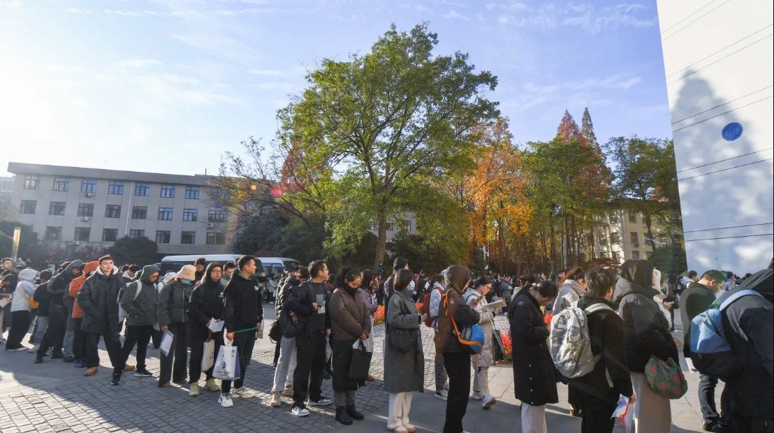 Kỷ lục: 3,7 triệu lao động trẻ Trung Quốc thi công chức, tỷ lệ chọi 1/100, có nơi 6.470 hồ sơ nộp cho 1 vị trí