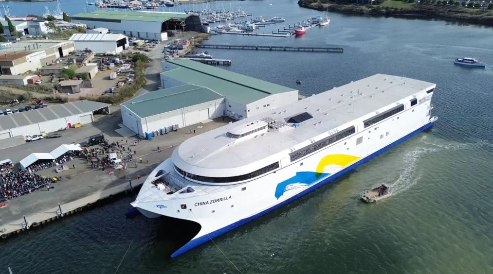 Không phải đến từ Mỹ hay Trung Quốc, tàu điện lớn nhất thế giới vượt thử nghiệm trên biển: Dài 130m, pin nặng 275 tấn, sạc pin chỉ mất 40 phút