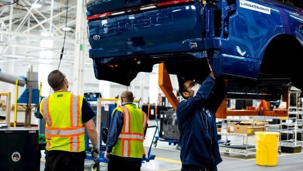 Thời hoàng kim của xe xăng quay trở lại: Loạt hãng lớn từ bỏ xe điện vì không thể bù lỗ, người dân thờ ơ với EV vì trợ cấp không còn 