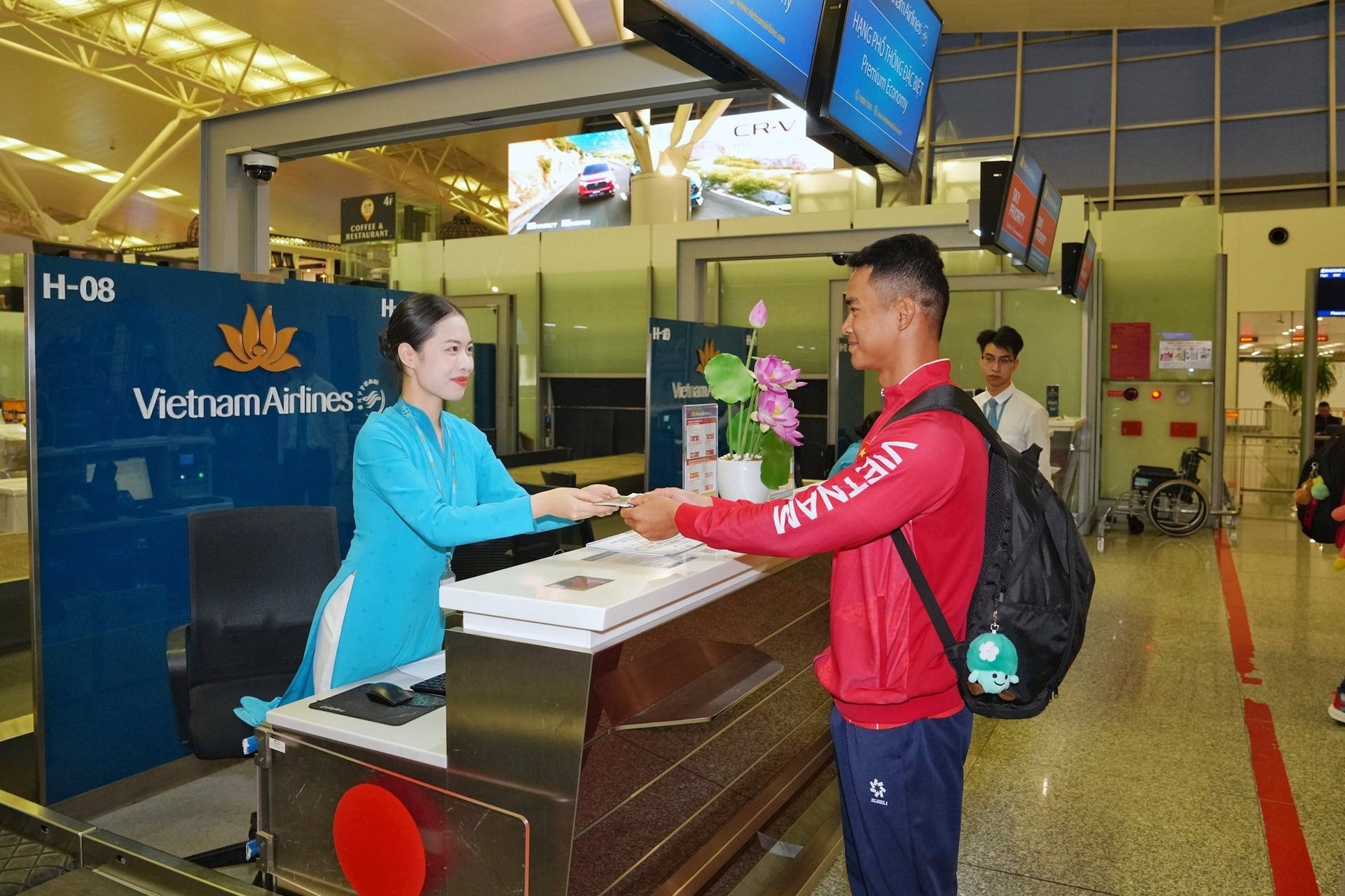 Vietnam Airlines thưởng nóng cho các VĐV nước nhà giành Huy chương Vàng tại SEA Games 33