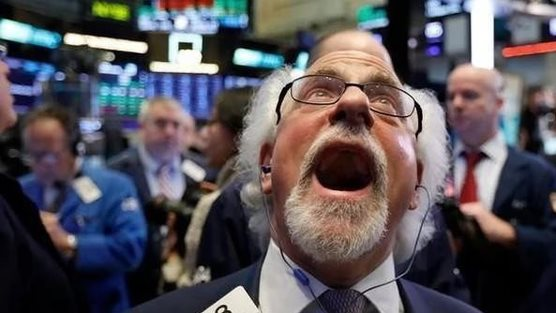 Phiên 18/12: Khối ngoại bán ròng mạnh tay gần 900 tỷ đồng, một cổ phiếu bất động sản bị xả đột biến