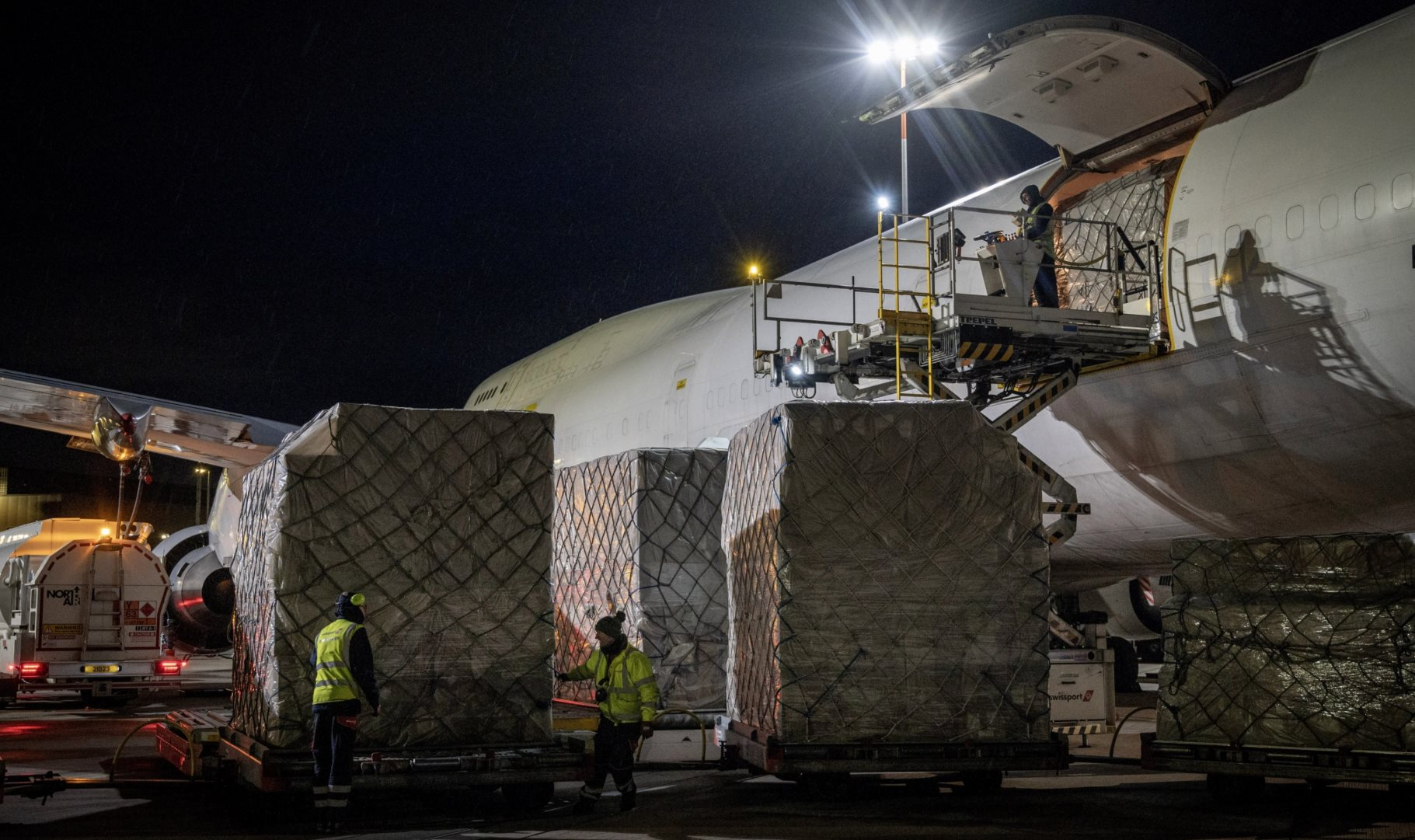 Châu Âu hứng cơn lũ 'hàng thừa'