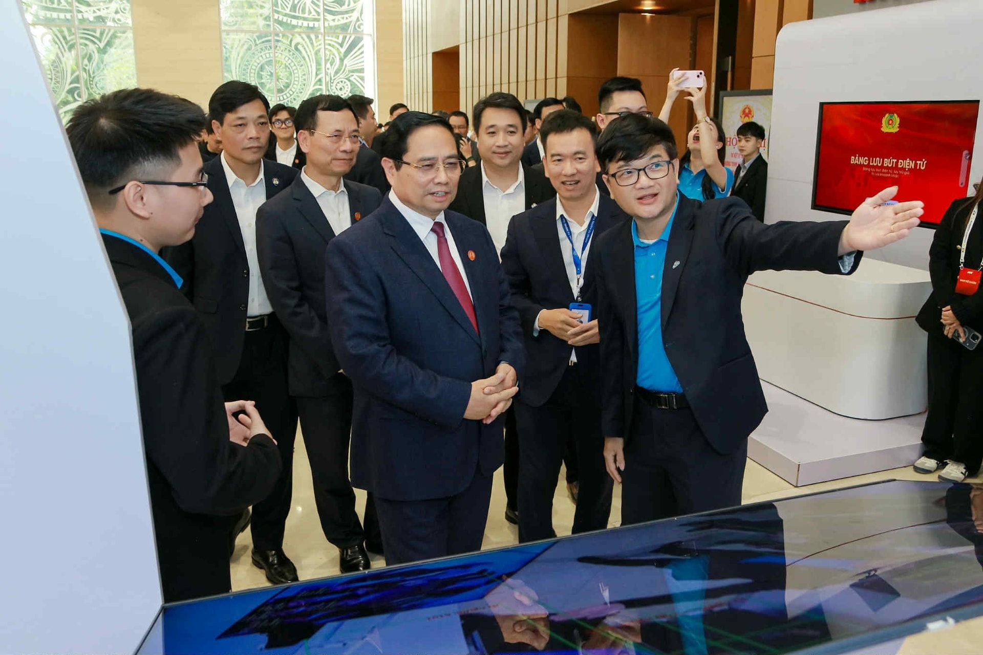 Doanh nghiệp đồng hành cùng Chính phủ thúc đẩy chuyển đổi số quốc gia tại Hội nghị sơ kết triển khai Nghị quyết 57-NQ/TW và Đề án 06