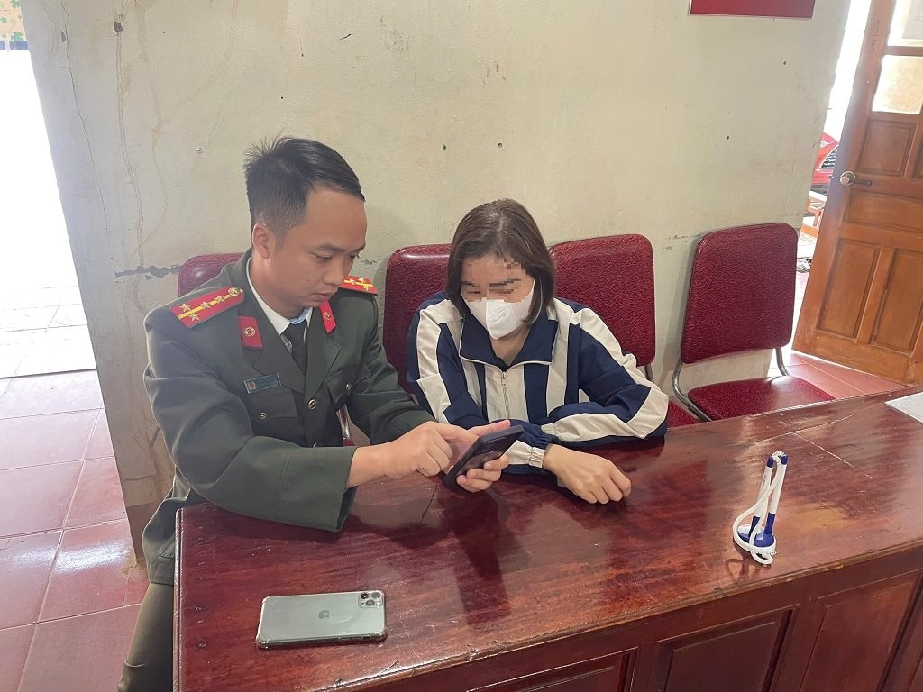 Nữ sinh 2011 trúng thưởng iPhone 15 và 10 triệu đồng, nhờ chuyển khoản 7 triệu đồng làm thủ tục nhận quà thì bị công an ngăn lại