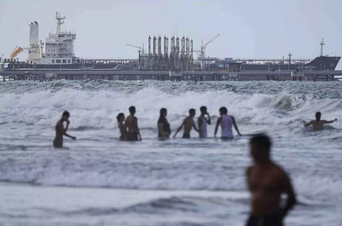 Thị trường ngày 21/12: Địa chính trị đẩy rủi ro năng lượng, bạc lập đỉnh, yên Nhật lao dốc, năng lượng Mỹ mất thị phần châu Á