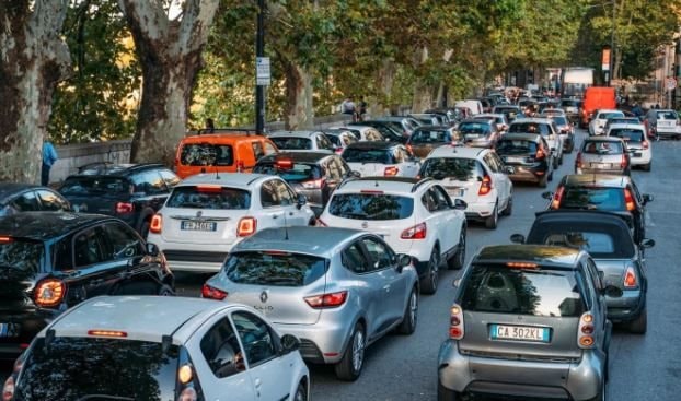 Thế giới chưa sẵn sàng chia tay xe xăng: Châu Âu chính thức lùi kế hoạch cấm 100% ô tô mới dùng động cơ đốt trong, loạt hãng lớn từ Porsche, Mercedes đến BMW thở phào 
