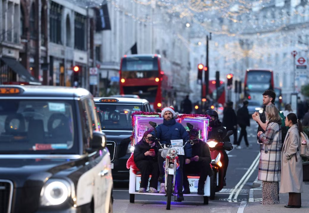 Nền kinh tế tăng trưởng nhanh nhất G7 nửa đầu năm bỗng tụt dốc, người tiêu dùng căng mình với thuế