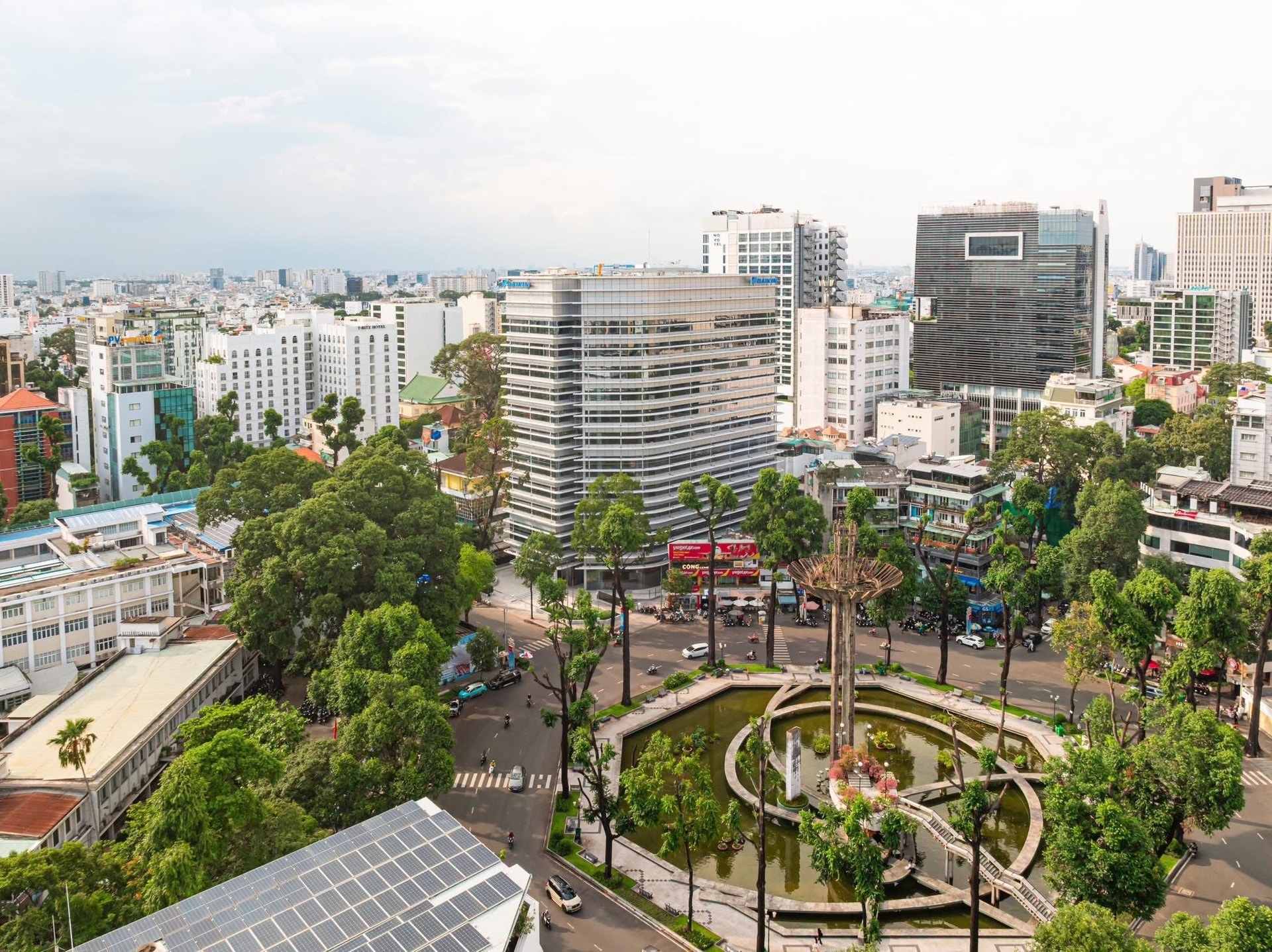 Toà nhà ở TP HCM lắp pin mặt trời cung cấp điện cho thiết bị điều hoà