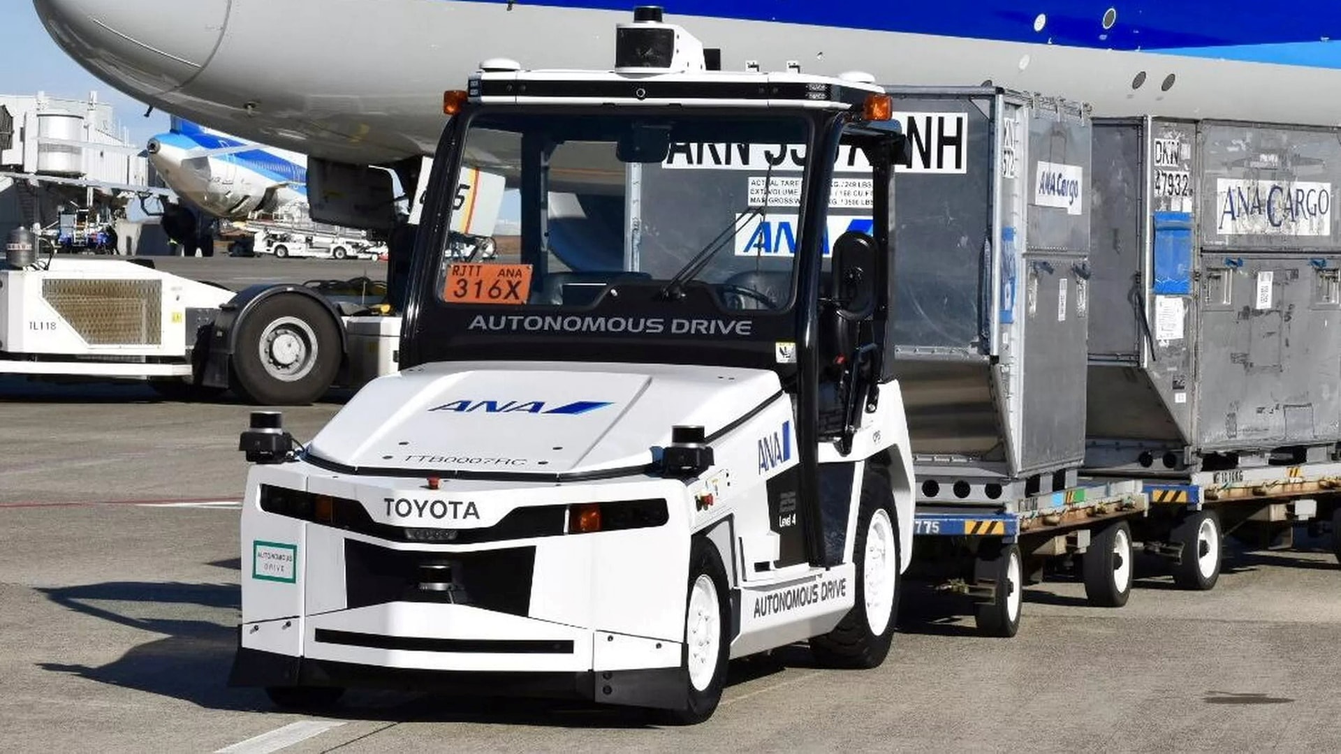 Phát hiện 3 chiếc xe đầu kéo không người lái chạy bon bon ở sân bay đông đúc bậc nhất thế giới – ai cũng nghĩ chỉ Trung Quốc mới làm được nhưng không phải