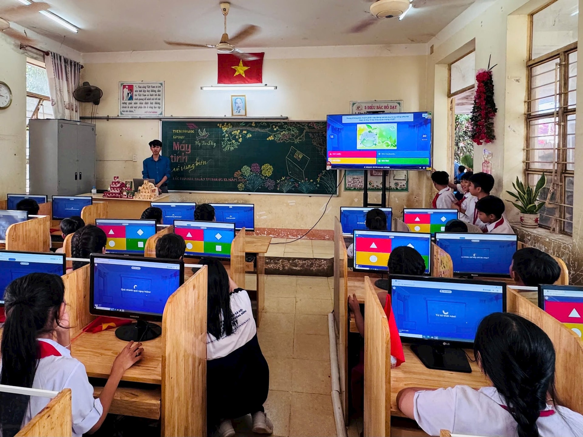 Mở rộng cơ hội tiếp cận công nghệ cho học sinh vùng biên giới