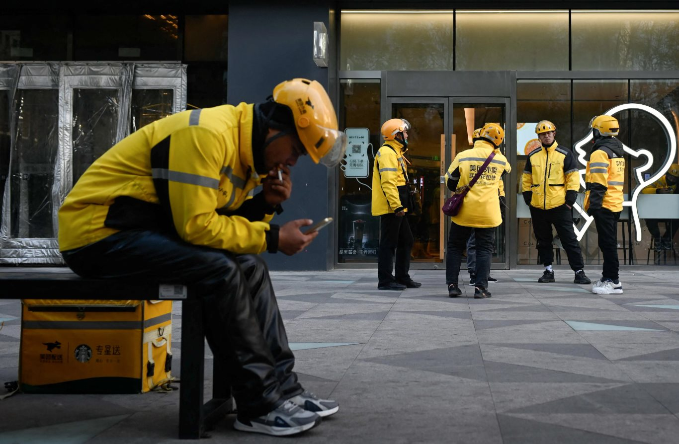 Phận đời 12 triệu shipper: Làm 14 tiếng/ngày nhưng chỉ đủ sống, đi giao đồ nhưng phải đánh cuộc sức khỏe và phẩm giá