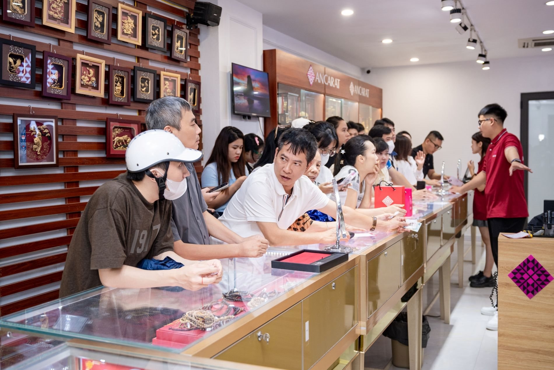 'Cơn sốt trắng' trên thị trường: nhà đầu tư bạc lãi gấp đôi, chuyên gia cảnh báo về hiệu ứng FOMO 