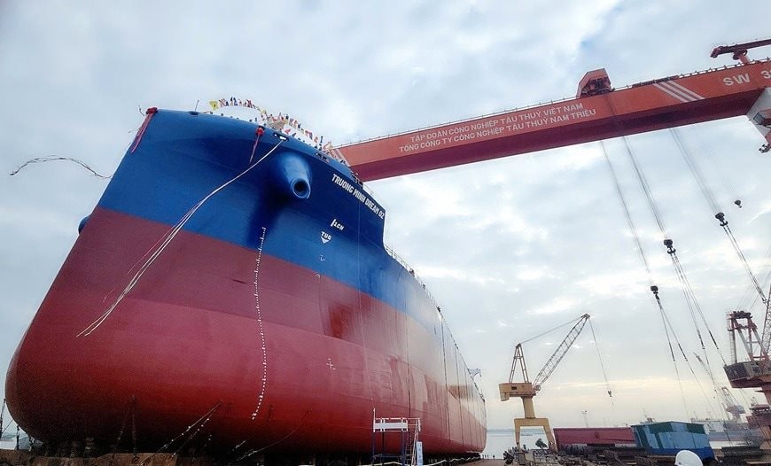 Lần đầu tiên người Việt đóng tàu hàng 65.000 tấn, dài 200m lớn nhất từ trước tới nay, đã hạ thủy: Doanh nghiệp nào đứng sau kỳ tích này? 