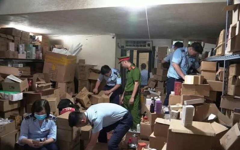 Phát hiện kho chứa nước giặt giả tại phường Láng, Hà Nội, toàn bộ hàng hóa vi phạm phải tiêu hủy