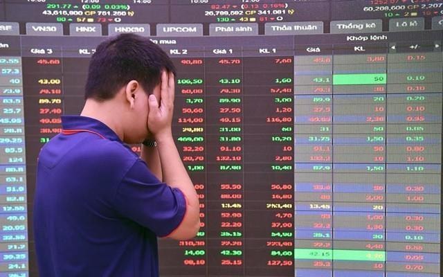 VN-Index “đánh úp” giảm 40 điểm trong vài phút cuối phiên sau tin nóng, chuyên gia nói gì?