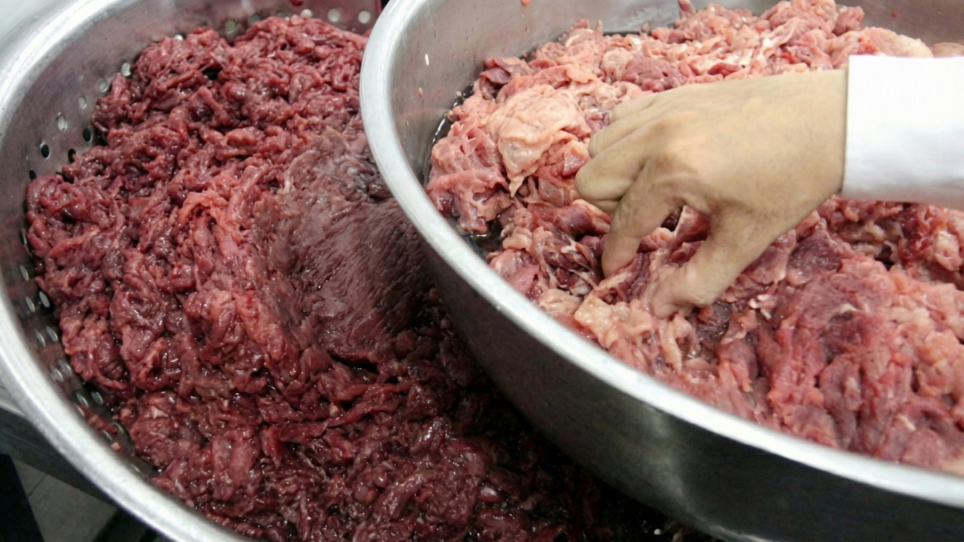 Kiểm tra hành chính 1 cơ sở, công an triệt phá đường dây sản xuất thịt bò giả từ thịt lợn, phân phối 600 kg mỗi ngày đến 75 quán ăn khắp thành phố