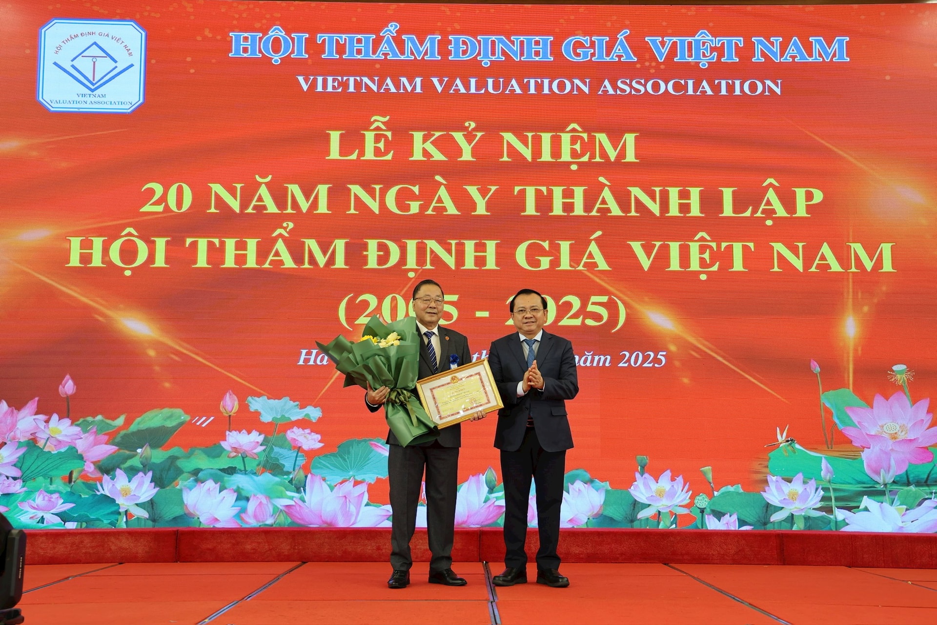 Bộ Tài chính tặng Bằng khen cho Hội Thẩm định giá Việt Nam 