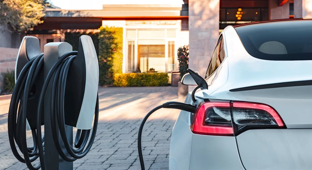 Ngã ngửa với hóa đơn 10 năm 'nuôi' ô tô: Vì sao xe điện không rẻ như nhiều người tưởng?