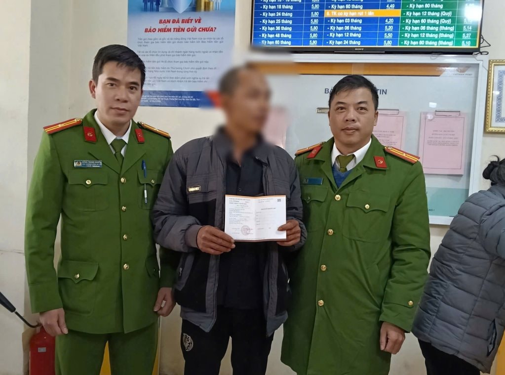 Phát hiện người đàn ông Cao Bằng chuẩn bị chuyển khoản 67 triệu đồng vào 1 tài khoản nhiều nghi vấn: Công an tiếp cận, yêu cầu làm rõ