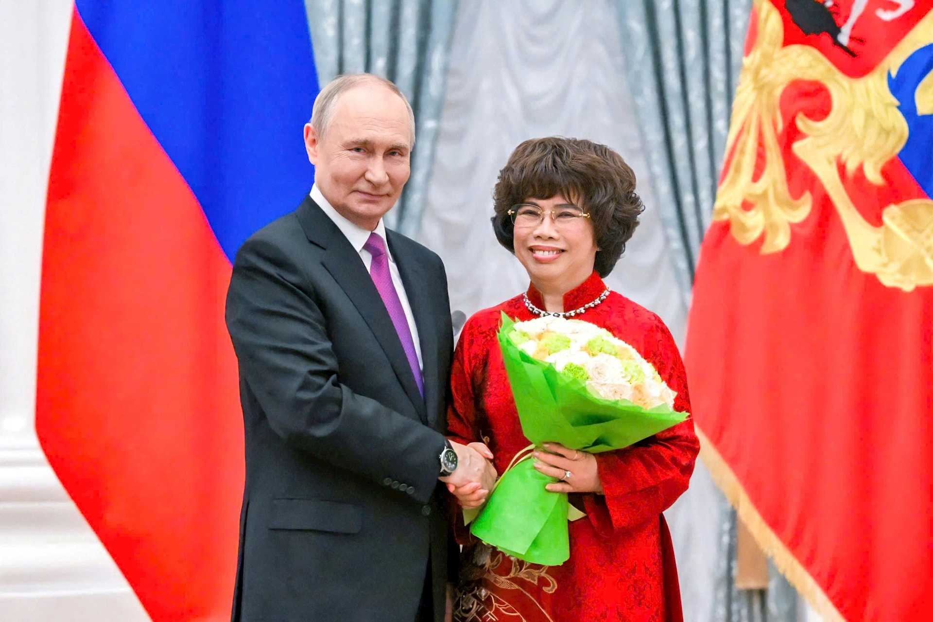 2-tt-putin-trao-huan-chuong-huu-nghi.jpg