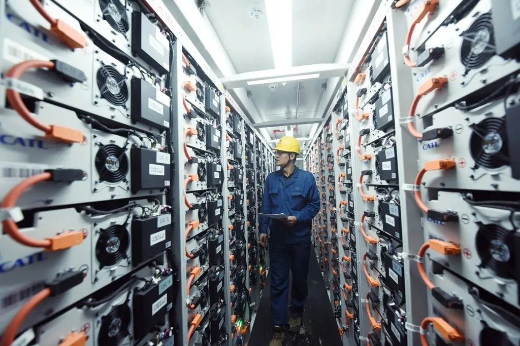 Muốn hạ Trung Quốc nhưng chính "vũ khí" đang dùng lại là của Trung Quốc sản xuất: Một quốc gia bất lực