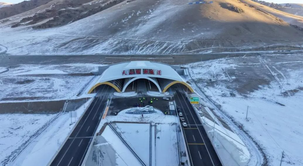 Trung Quốc hoàn thành đường hầm cao tốc dài nhất thế giới: Cao gần 3.000m so với mực nước biển, dài 22km, tiến độ rút ngắn một nửa nhờ 'phép màu' này