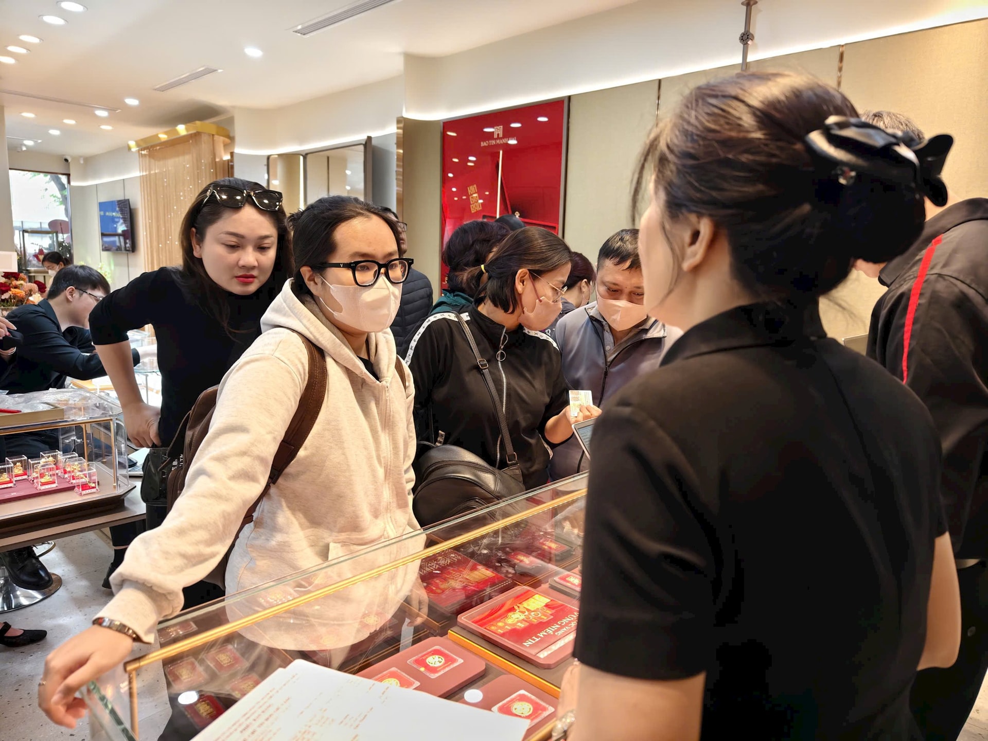 Vàng chỉ cần 300.000 đồng để cán mốc kỷ lục chưa từng có ở VN, bạc tăng không cản nổi: Chuyên gia nói gì?